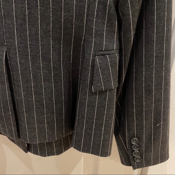 Perfect pinstripe blazer from Holt Renfrew - brand new never worn size 0P - Picture 4 of 4